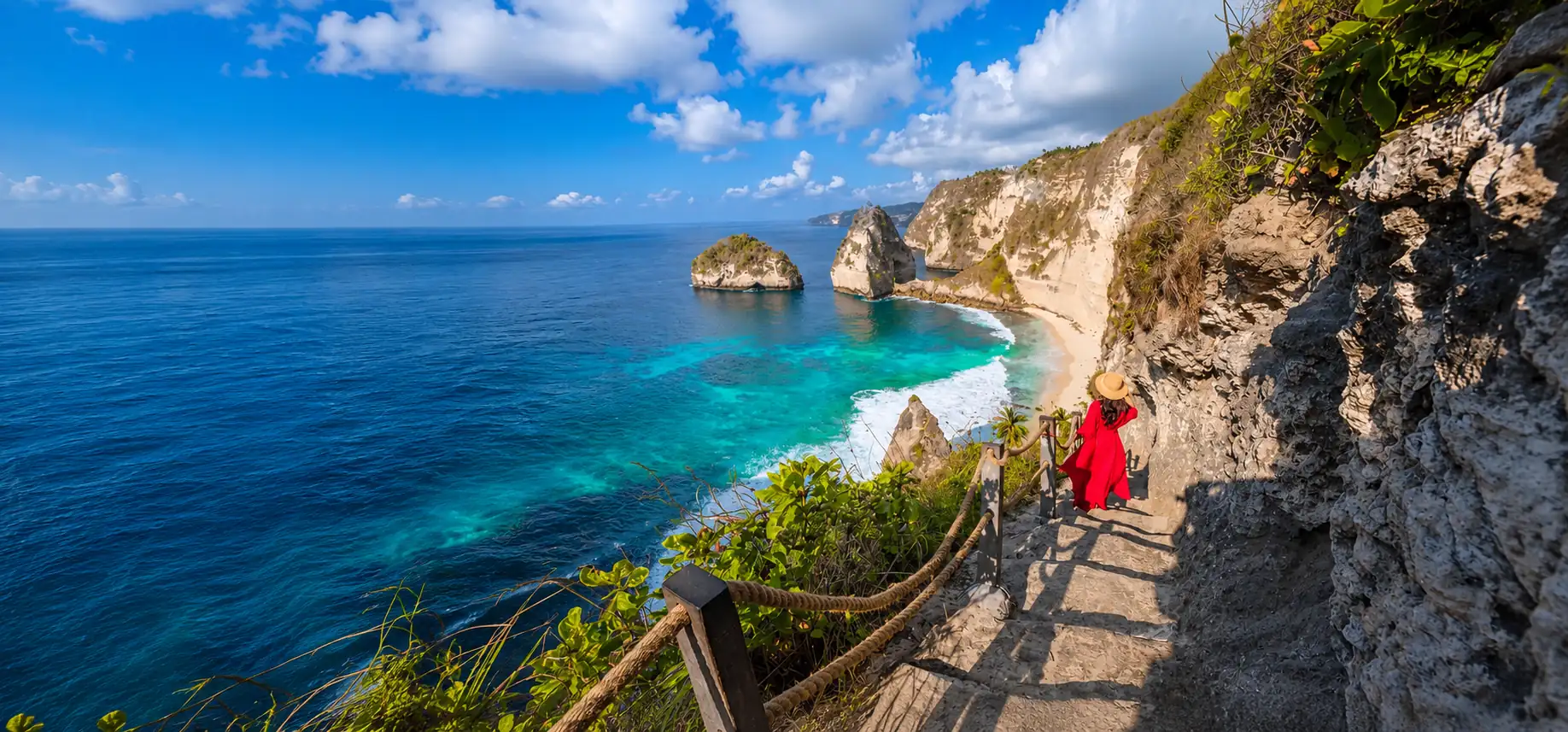 Diamond Beach cliffs and turquoise sea in Nusa Penida, Bali